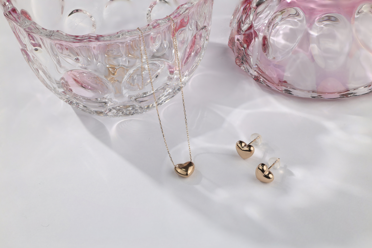 VIVIENNE DIAMANT真心項鍊，NT$8,800/真心耳環，NT$6,980