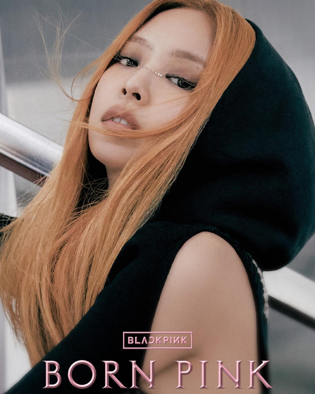 Jennie將鑽石亮片巧妙地貼在鼻樑山跟位置