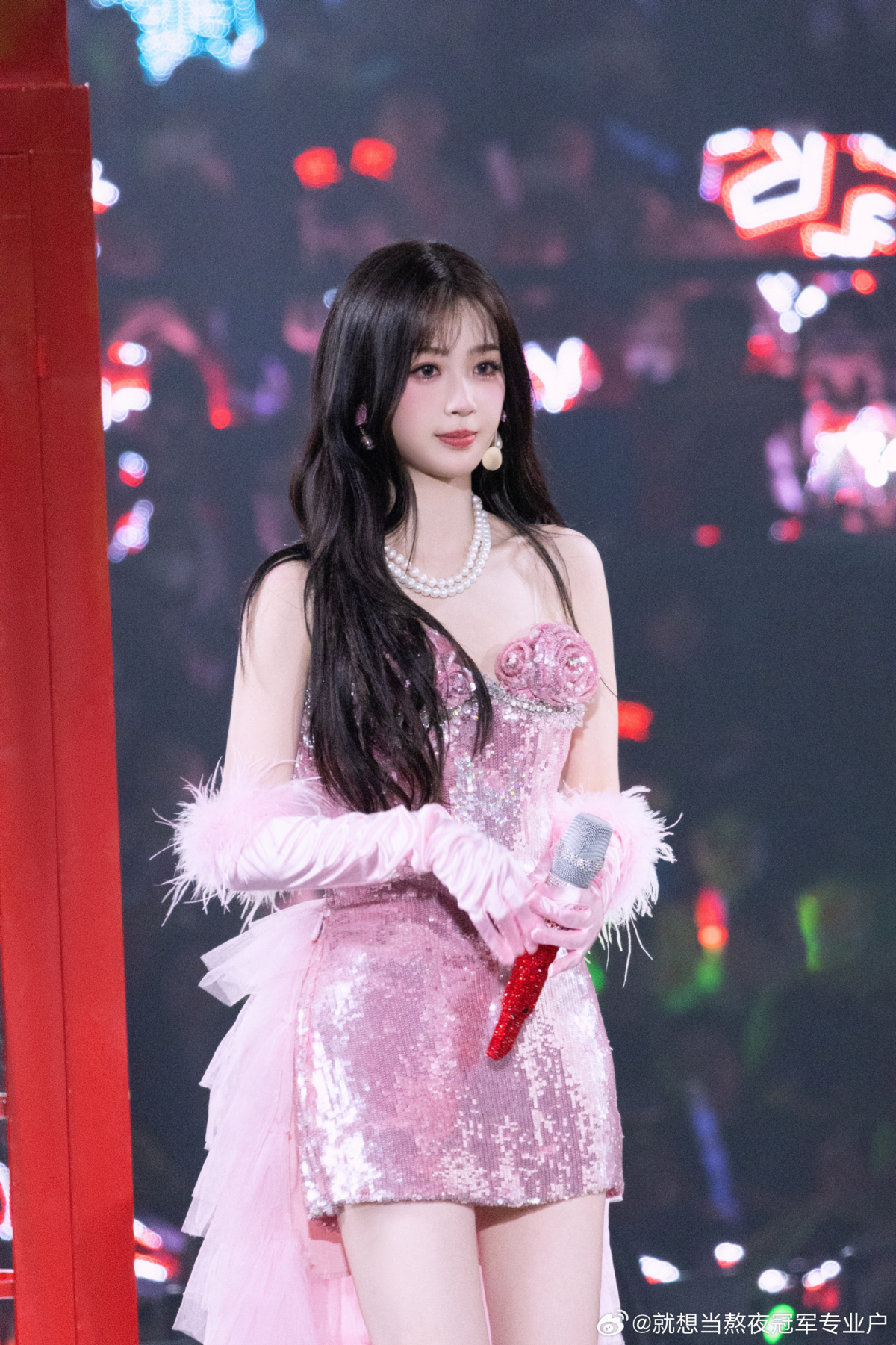 粉色嬌嫩!虞書欣如同真人芭比。