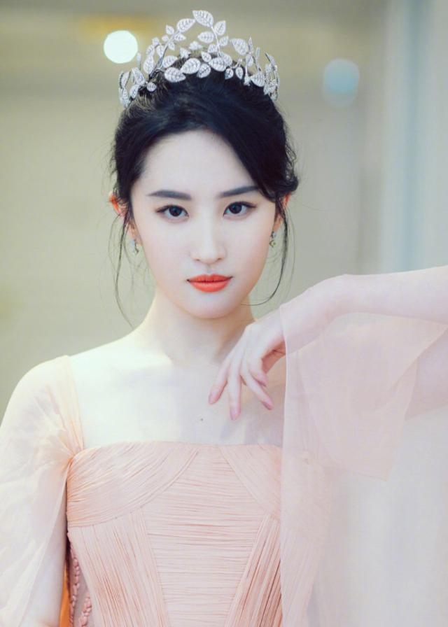 劉亦菲自嘲「全家最醜」，原來這句話不是謙虛呀！