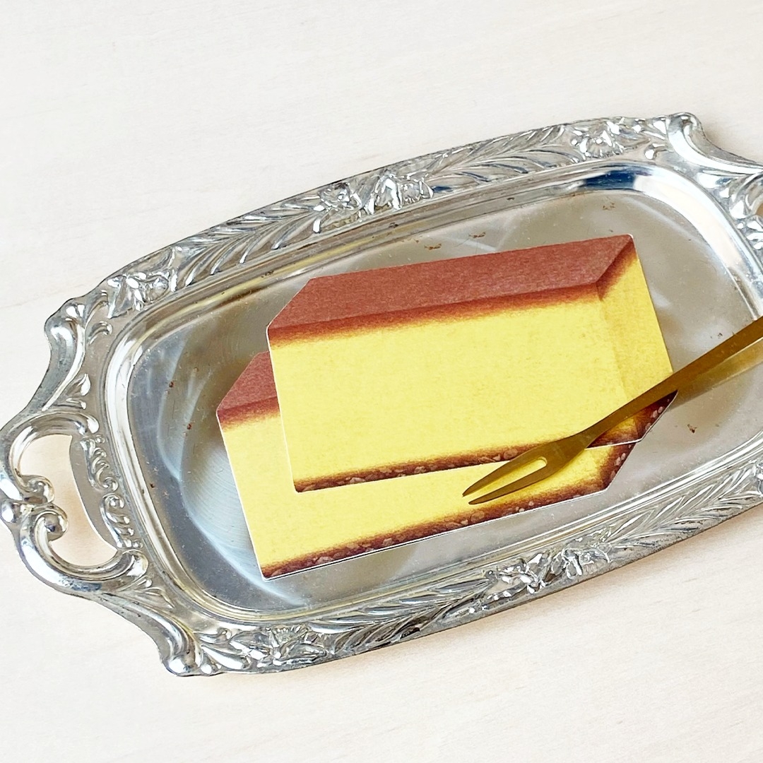 常其蛋糕小卡擺在銀盤上，看起來宛如真的蛋糕