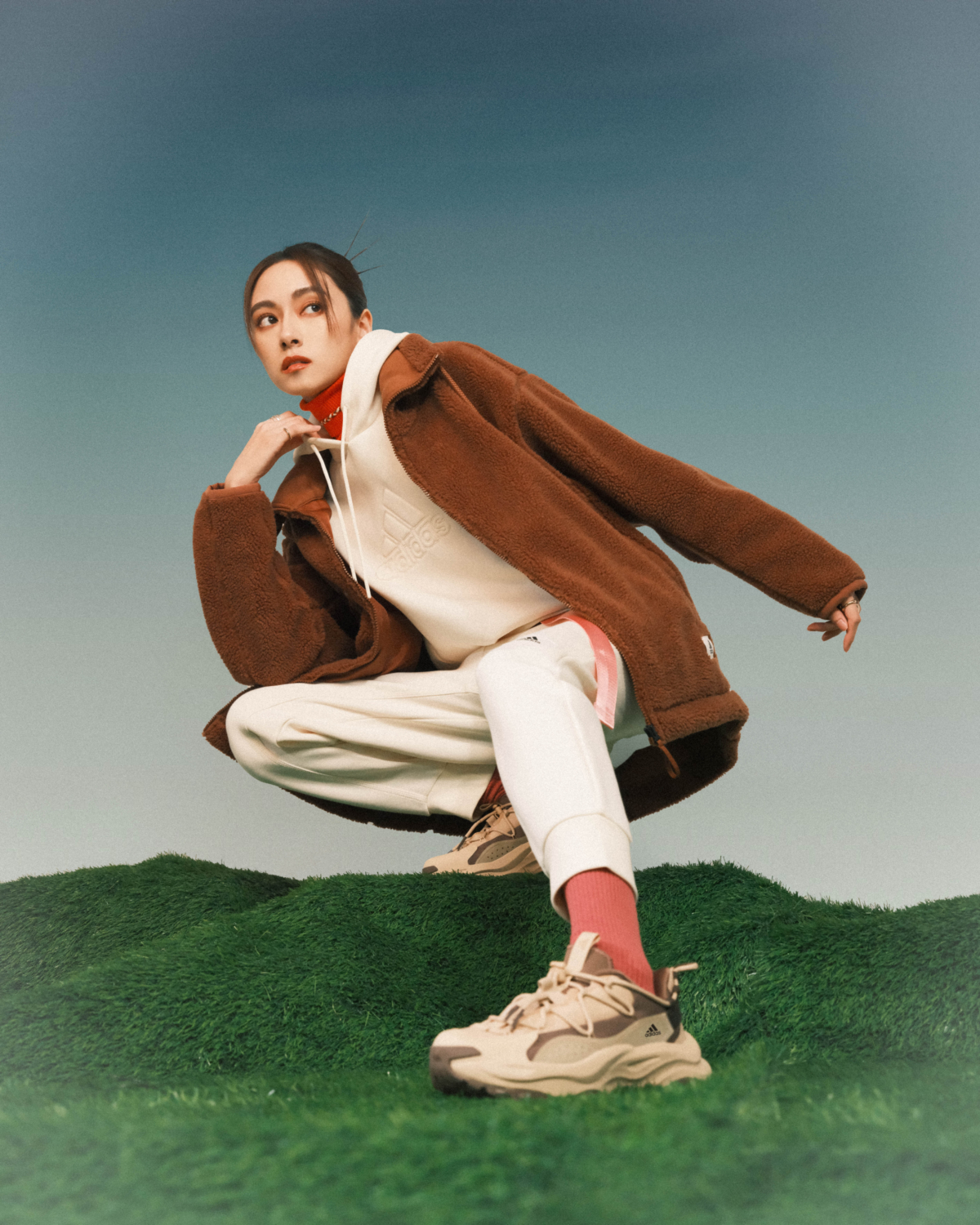 adidas Winter Jacket系列栗子棕色女款羊羔絨保暖外套散發少女最愛的泰迪熊軟萌魅力