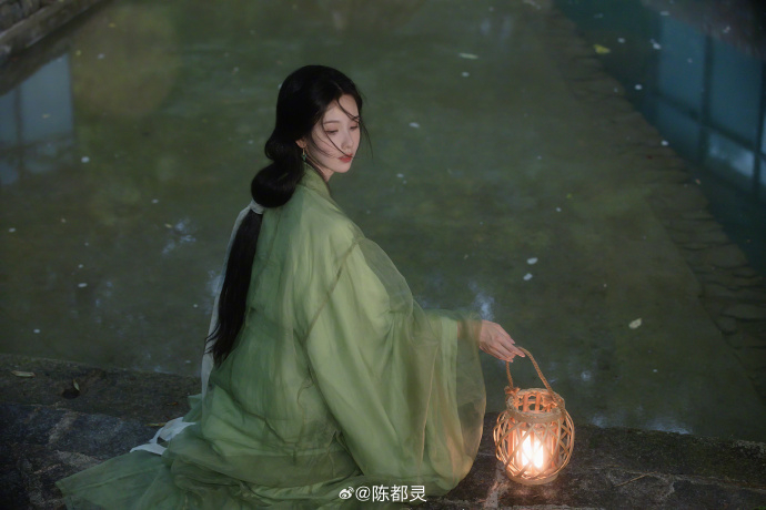 陳都靈坐在河畔,模樣優雅。