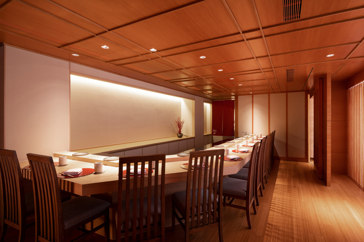 「すし桃」淡雅的木製裝潢充滿和式風情。