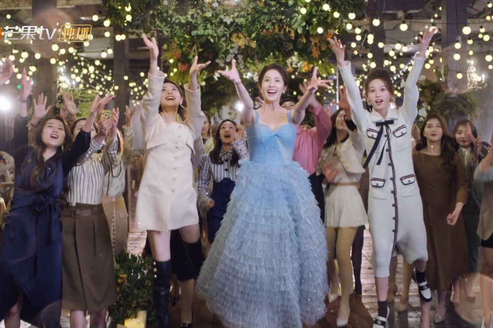 《以愛為營》完結篇中白鹿在上司婚禮搶捧花。