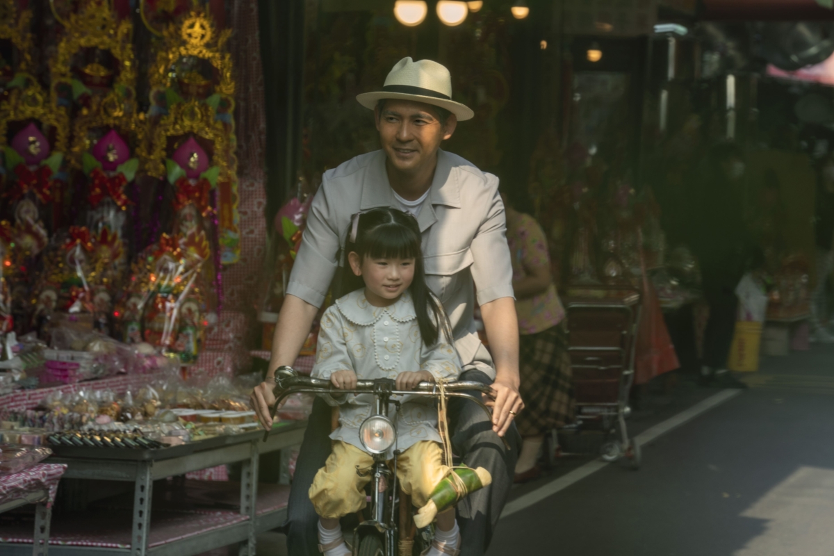 周渝民在《車頂上的玄天上帝》中演出影響「芙月」至深的阿公「日興」，與飾演「芙月」的小童星張絡扉溫馨對戲。