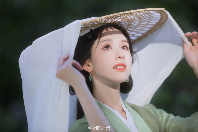 陳都靈唯美動人。