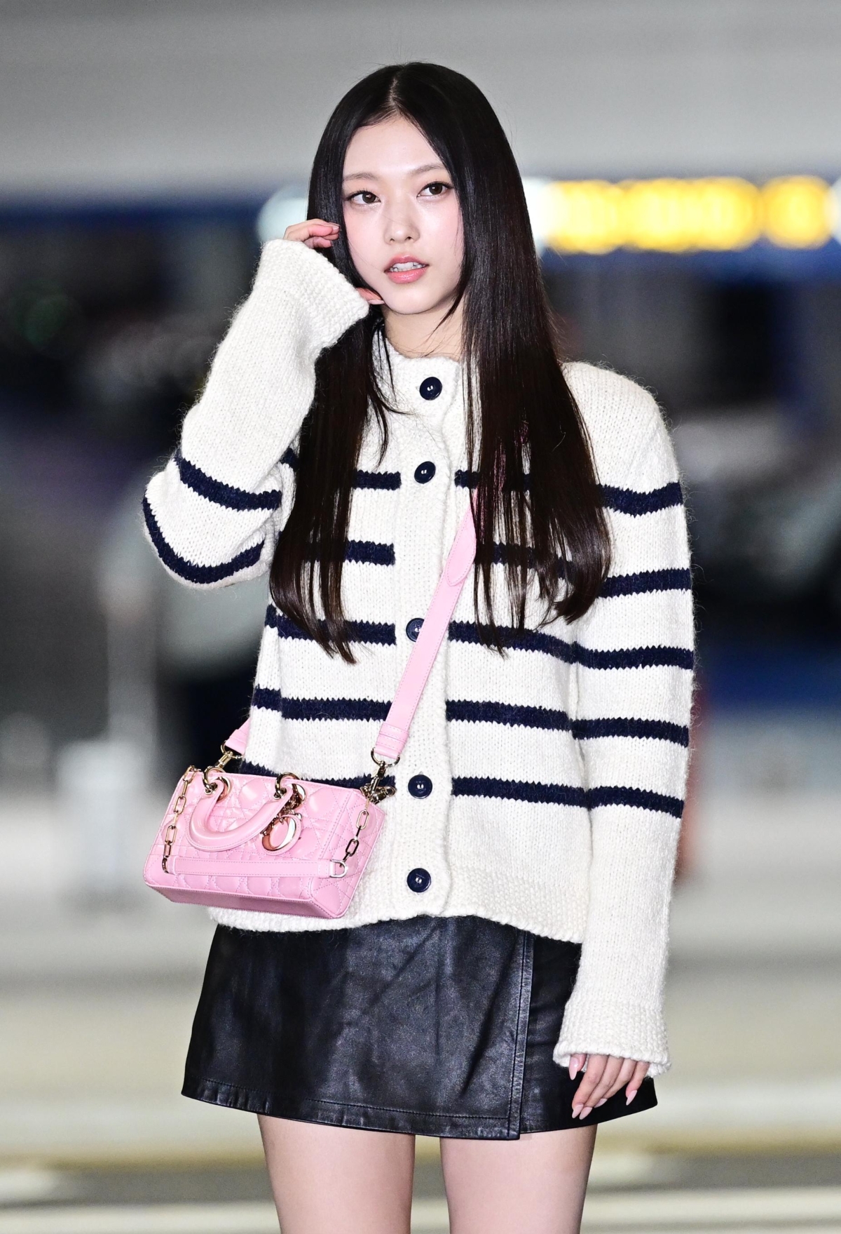 HAERIN現身仁川機場前往DIOR香港廣東道旗艦店2024度假系列發表