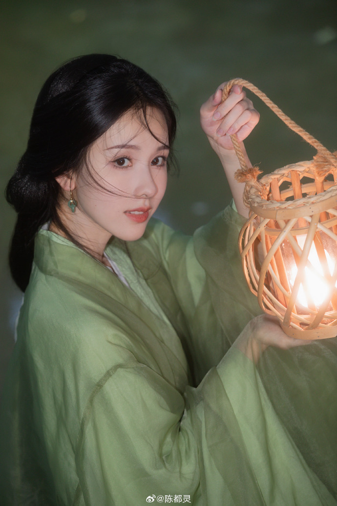 陳都靈手提吊燈眼神裡充滿光彩。