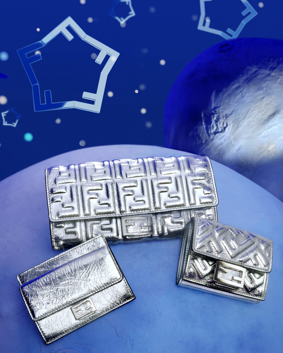 FENDI為慶祝即將到來的假日季節,將品牌的經典單品換上閃亮水晶及獨特的銀色外衣。