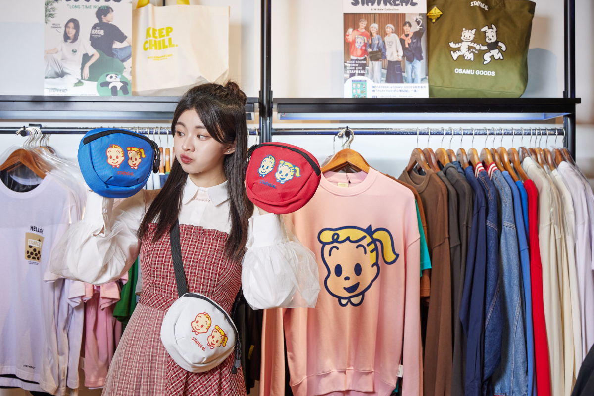 STAYREAL｜誠品生活西門 1F │STAYREAL x OSAMU GOODS 側背小包 │ 推薦價980