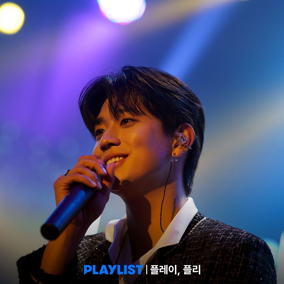 申炫勝在《戀愛播放清單》飾演一名全能偶像