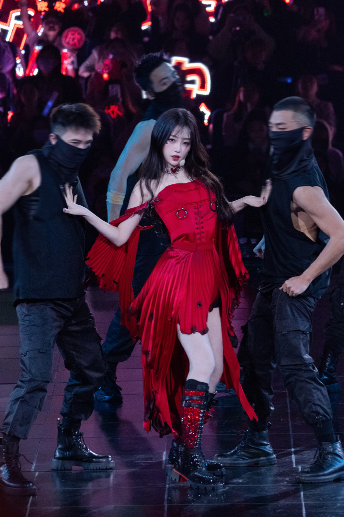 虞書欣化身艷紅火辣的性感女神。