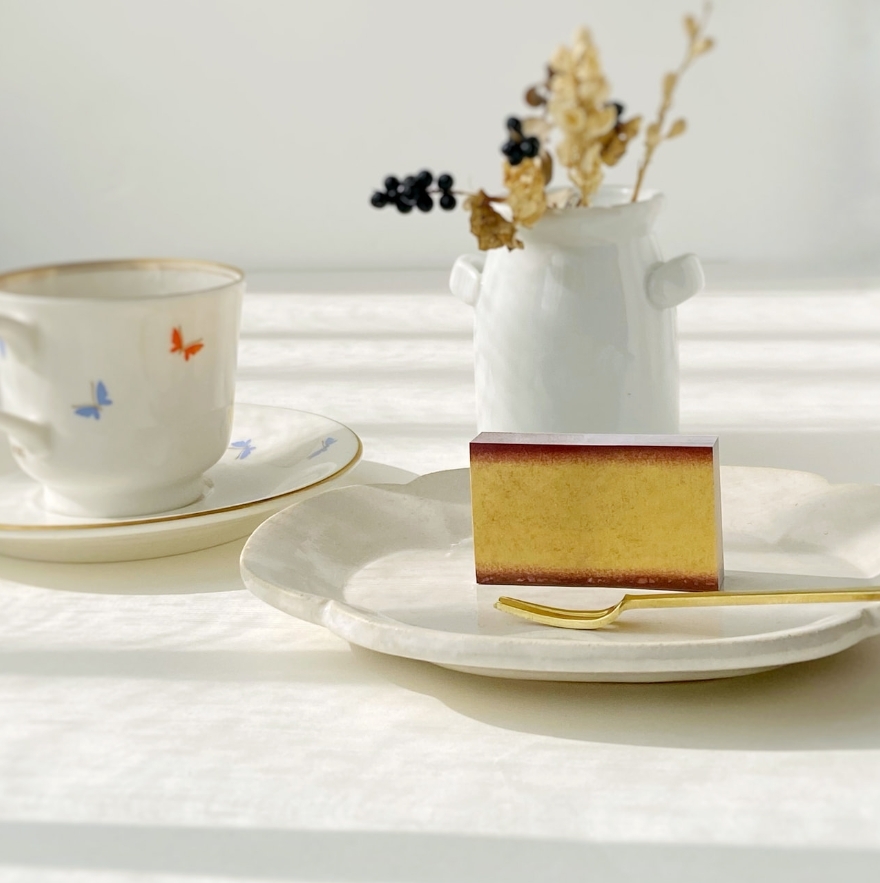 長崎蛋糕便利貼放在盤子上毫無違和感