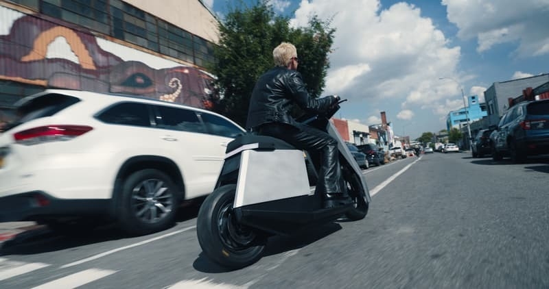 Infinite Machine車款呈現濃厚的千禧Y2K前衛風格