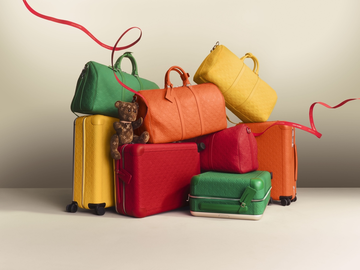 以Taurillon Monogram全皮革壓花打造鮮豔單色,如Horizon、Keepall 和 Steamer 小型包款以及適合旅行的收納包。