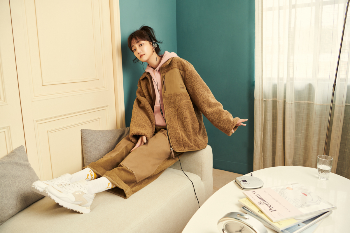 謝欣穎穿上冬天女孩們時髦新寵「毛絨泰迪外套」,上半身搭配復古粉 PUMA Classics 系列質感連帽 T 恤