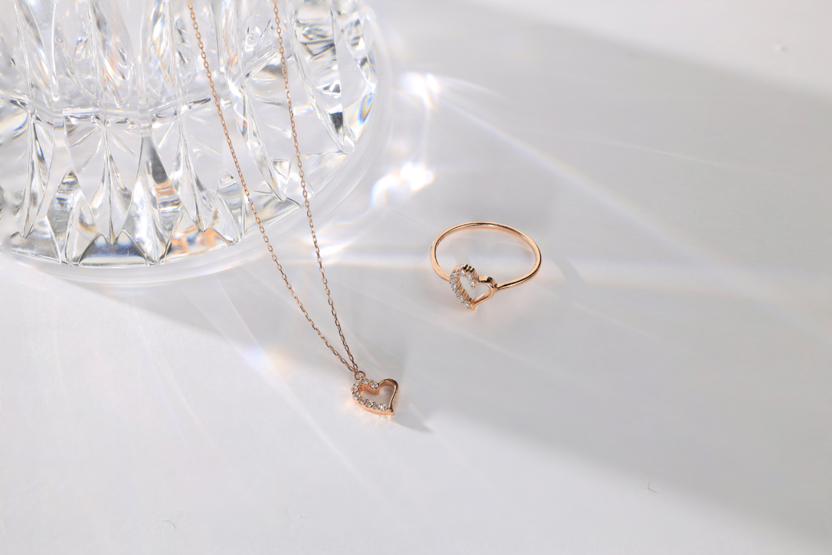 VIVIENNE DIAMANT 心型項鍊，NT$13,400戒指，NT$15,200200