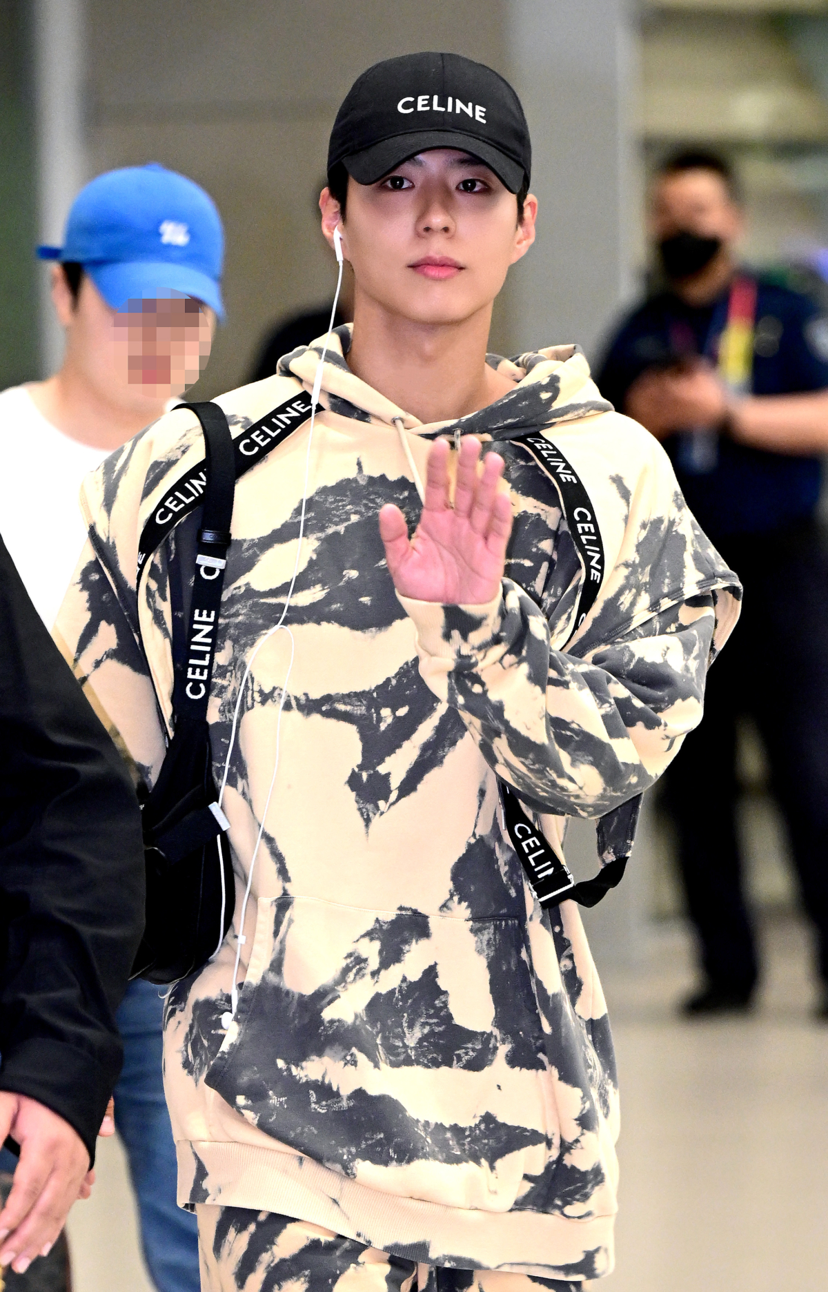 朴寶劍身穿紮染印花休閒套裝搭配黑色腰包、棒球帽以及白色運動鞋,充分展現其明亮清新的大男孩特質