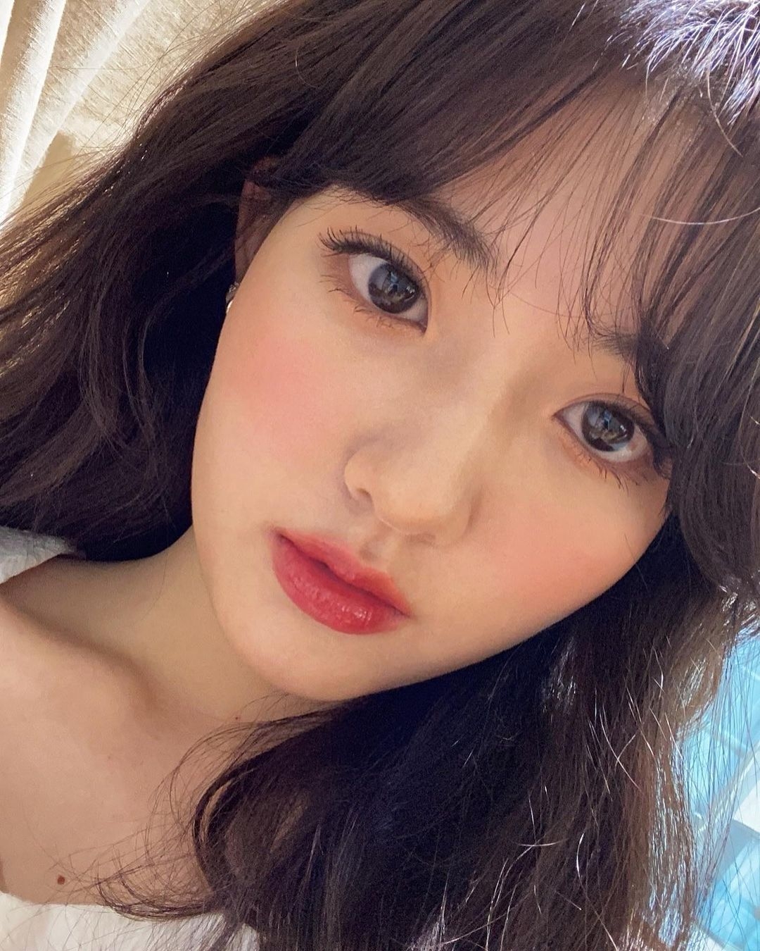 上妝後的鄭多彬顏值絕美。