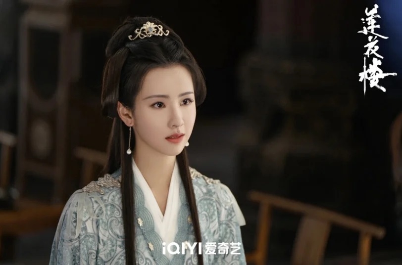 陳都靈在《蓮花樓》是男主角成毅的初戀,溫柔婉約的模樣簡直就是男性觀眾的夢中情人。