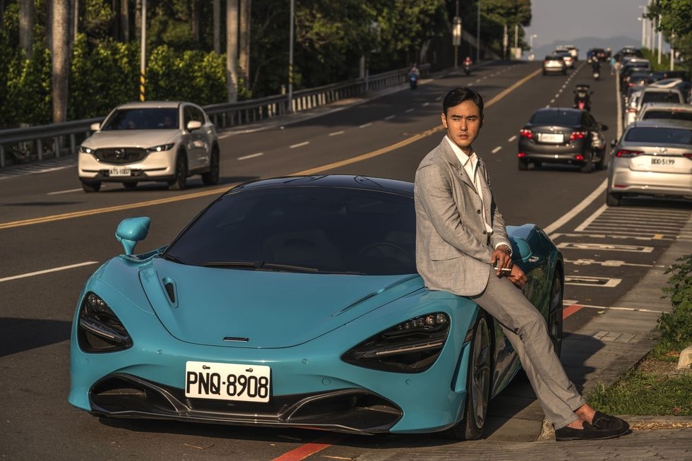 阮經天在《車頂上的玄天上帝》演出高富帥「聿先生」，積極追愛。