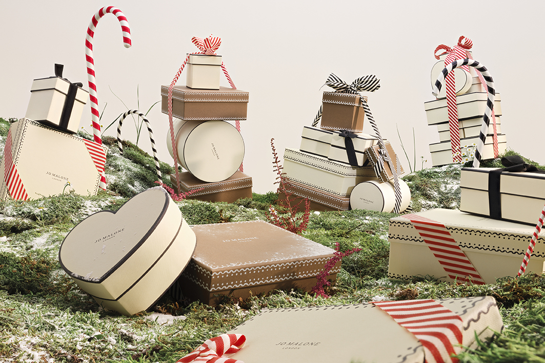 Jo Malone London 英式優雅禮盒與充滿童趣薑餅屋配色完美結合，溫馨的呈現節慶夢幻氛圍。