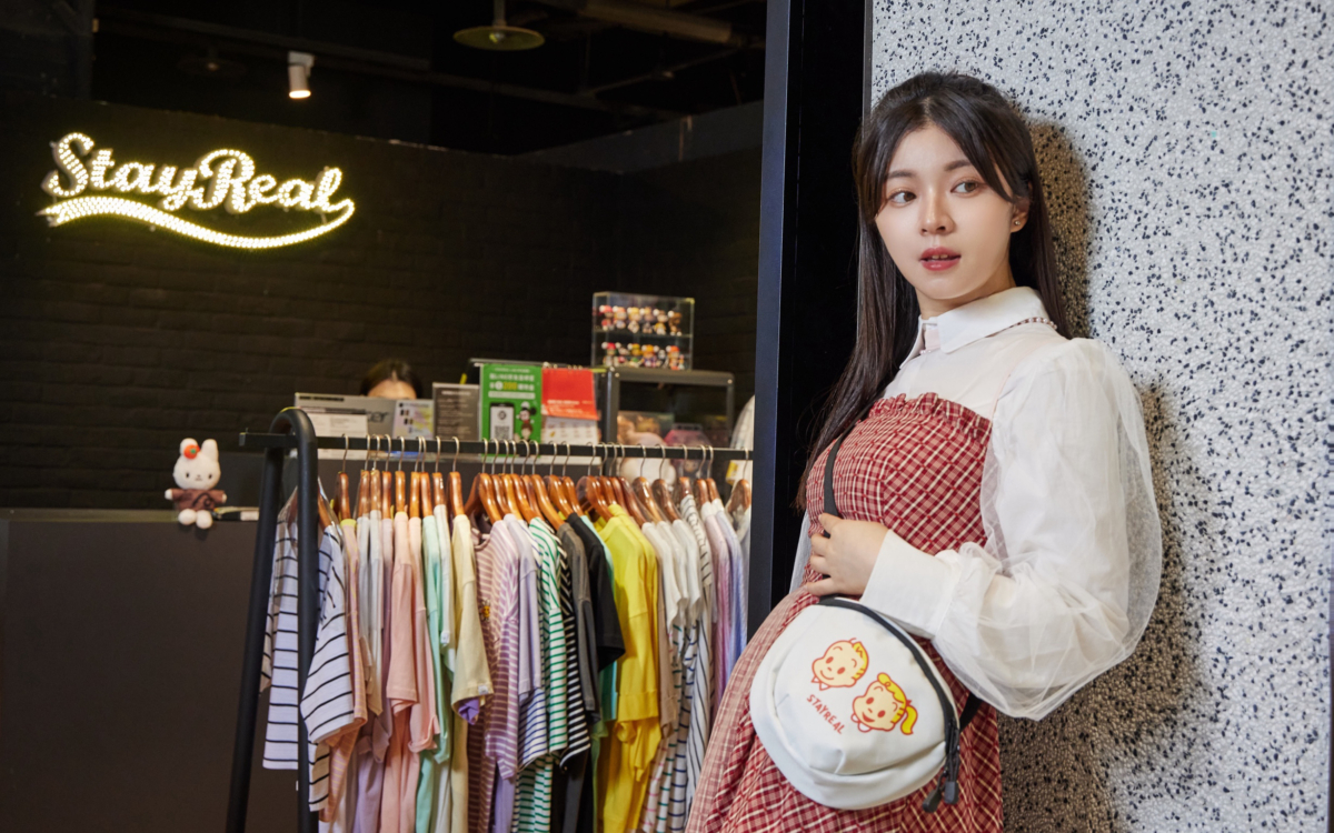 STAYREAL｜誠品生活西門 1F │STAYREAL x OSAMU GOODS 側背小包 │ 推薦價980