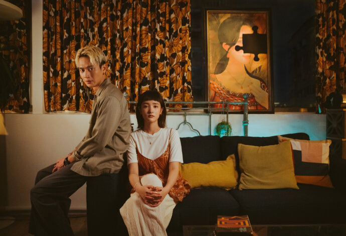 《非殺人小說》整齣戲主要以陰鬱色調打造出令人發毛的詭異氣息。