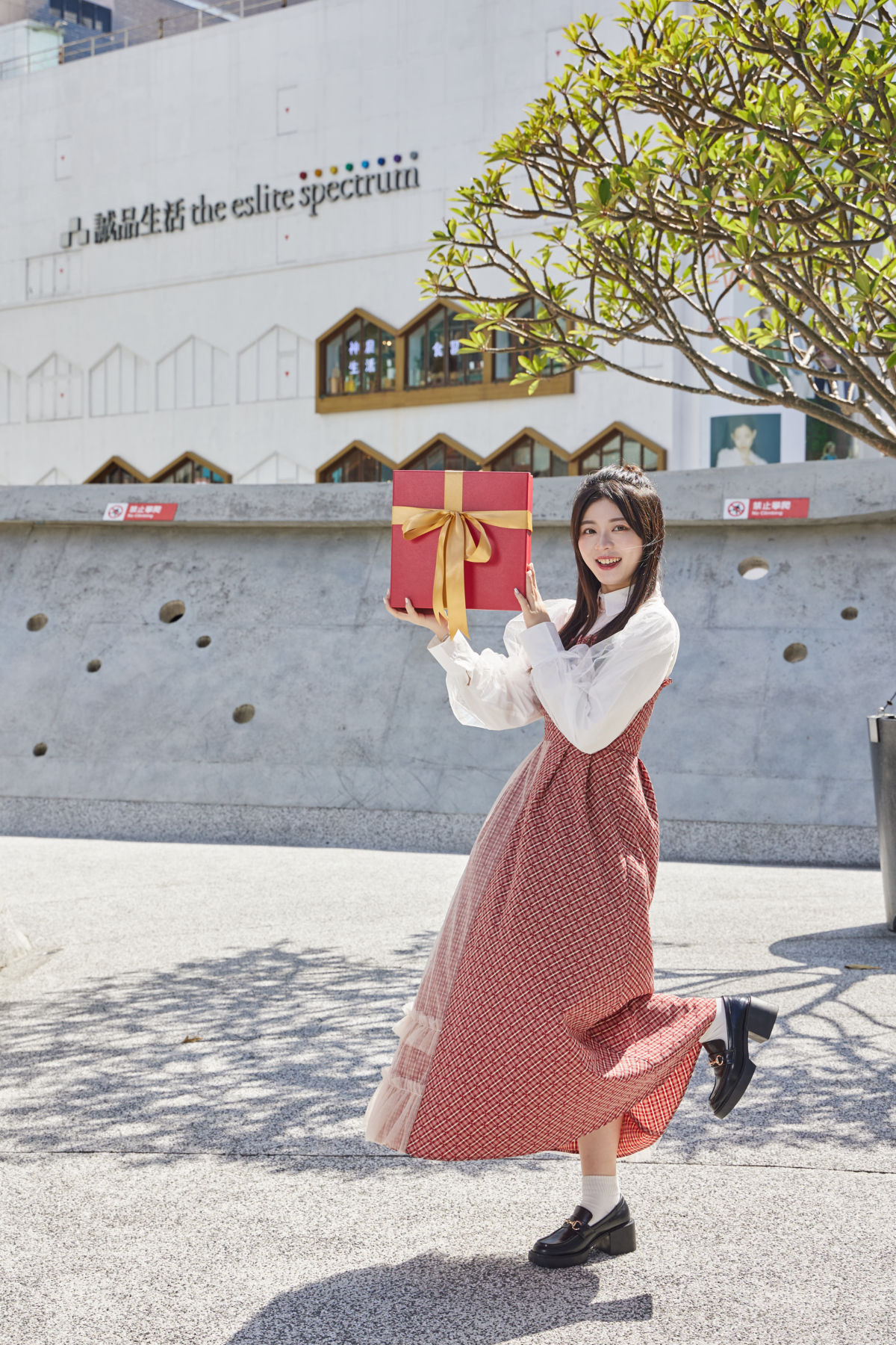 MARJORIE｜誠品生活南西 3F｜在庭院裡轉圈，優雅格紋拼紗珍珠領洋裝｜特價5,681元｜原價5,980元、Green Parks｜誠品生活南西3F｜袖子拼接網紗襯衫｜特價1,400元｜原價1,780元