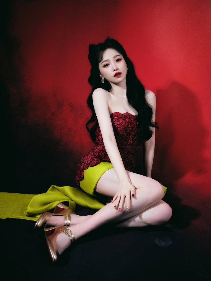 虞書欣近日化身性感紅小貓咪,模樣絕美。