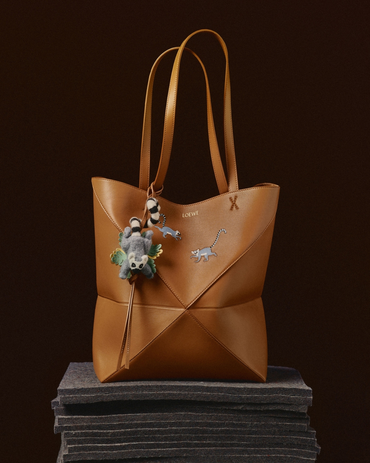 LOEWE Puzzle Fold 駝色狐猴刺繡小牛皮托特包,NT$67,000