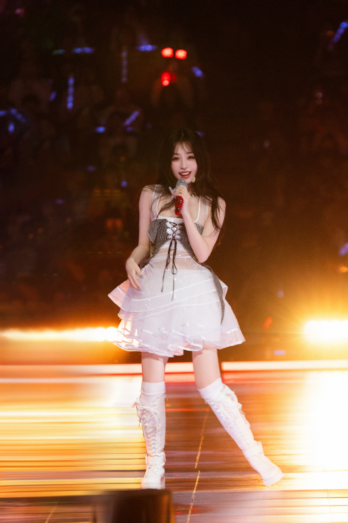 虞書欣公主風蓬裙青春俏麗。