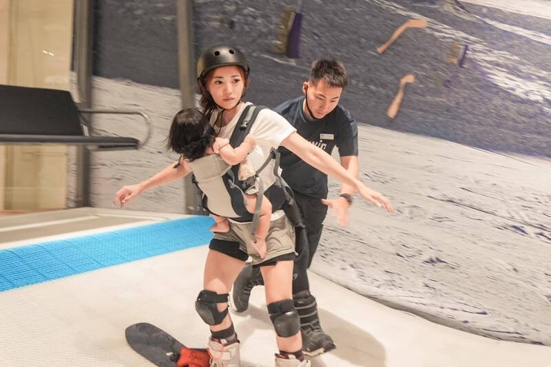 7寶媽林叨囝仔揹嬰滑雪，違法被政府罰款