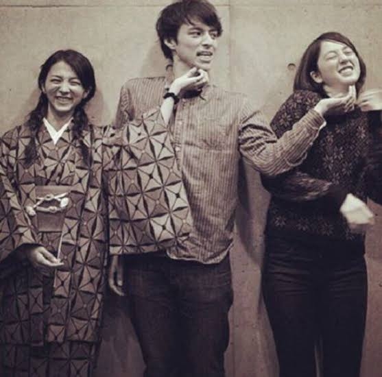 滿島光與弟弟、妹妹合照,一家子都是俊美男女。