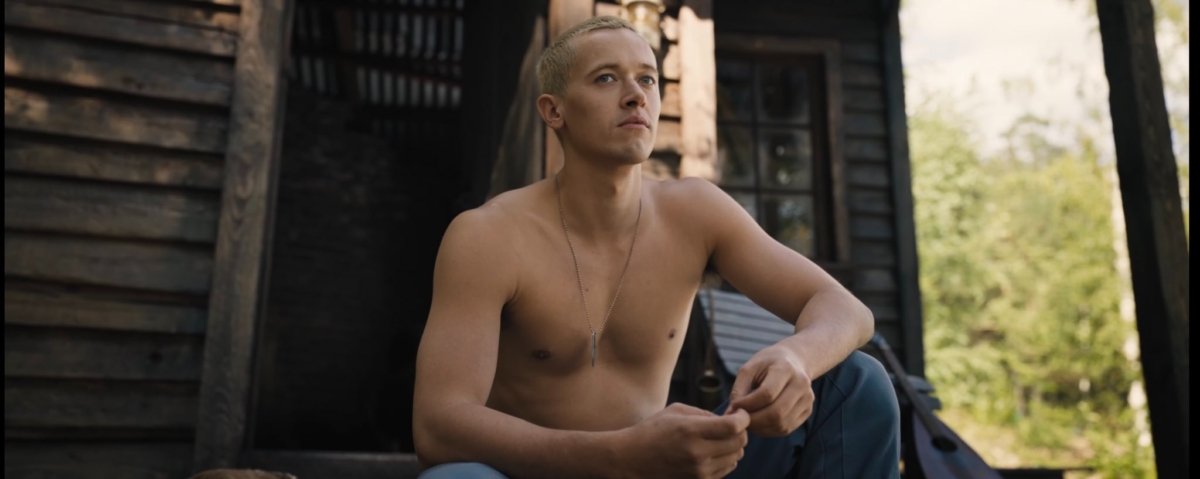 《飢餓遊戲：鳴鳥與游蛇之歌》Tom Blyth秀出身材