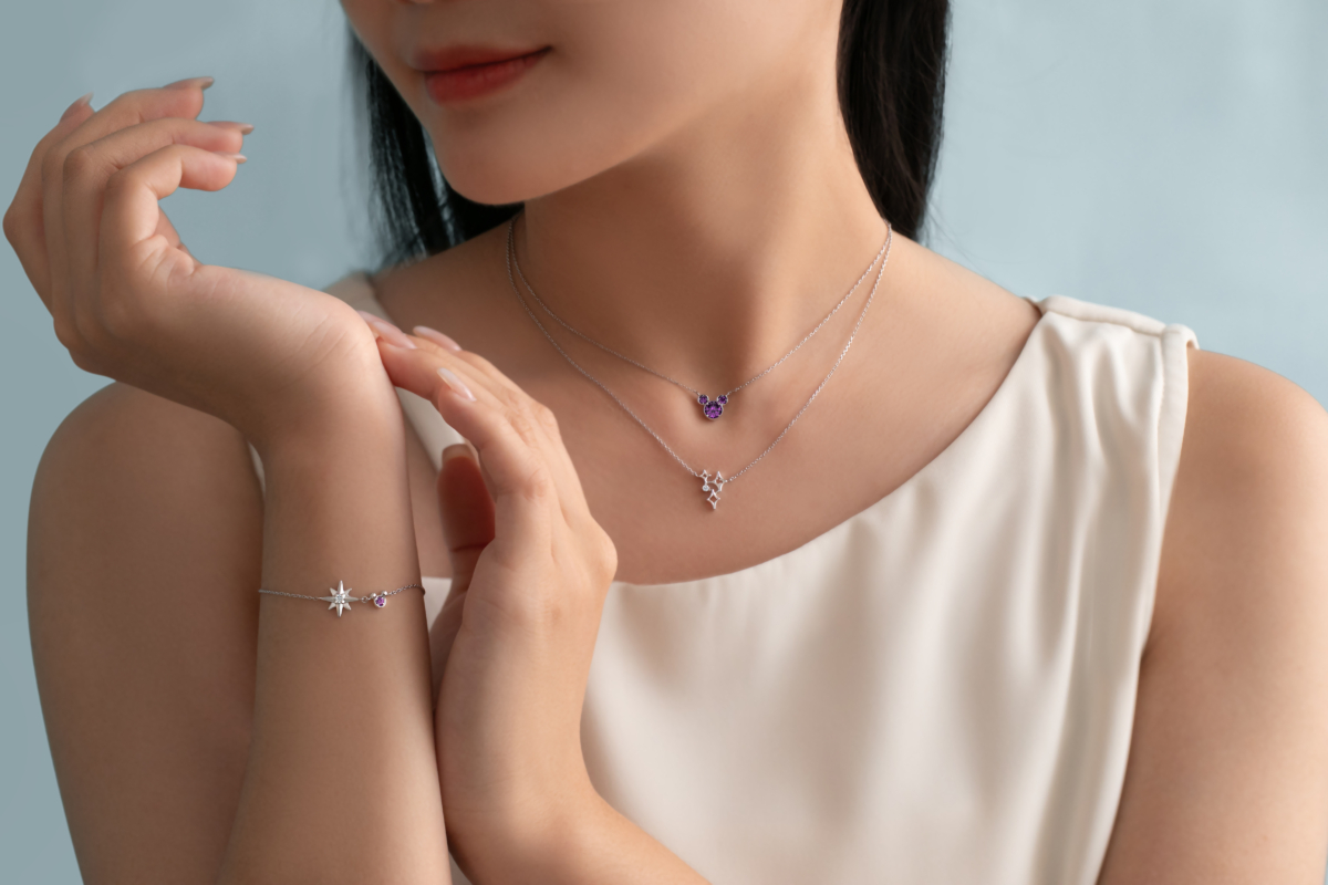 迪士尼100週年紫色 × 銀色主色調，推出限量100週年輕珠寶系列。