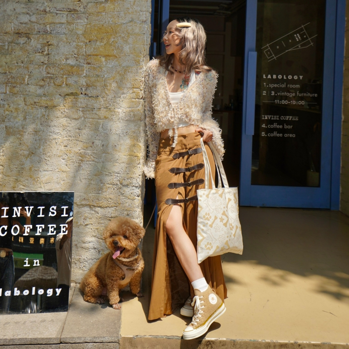 跟上美拉德時尚的步伐，各位時髦小姐姐紛紛鎖定「大地色球鞋」