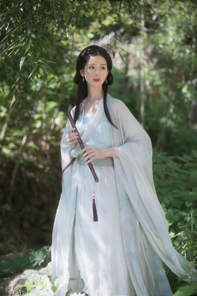 陳都靈近來釋出自己的古風清新美照,實在太美了!(大家快往下滑)