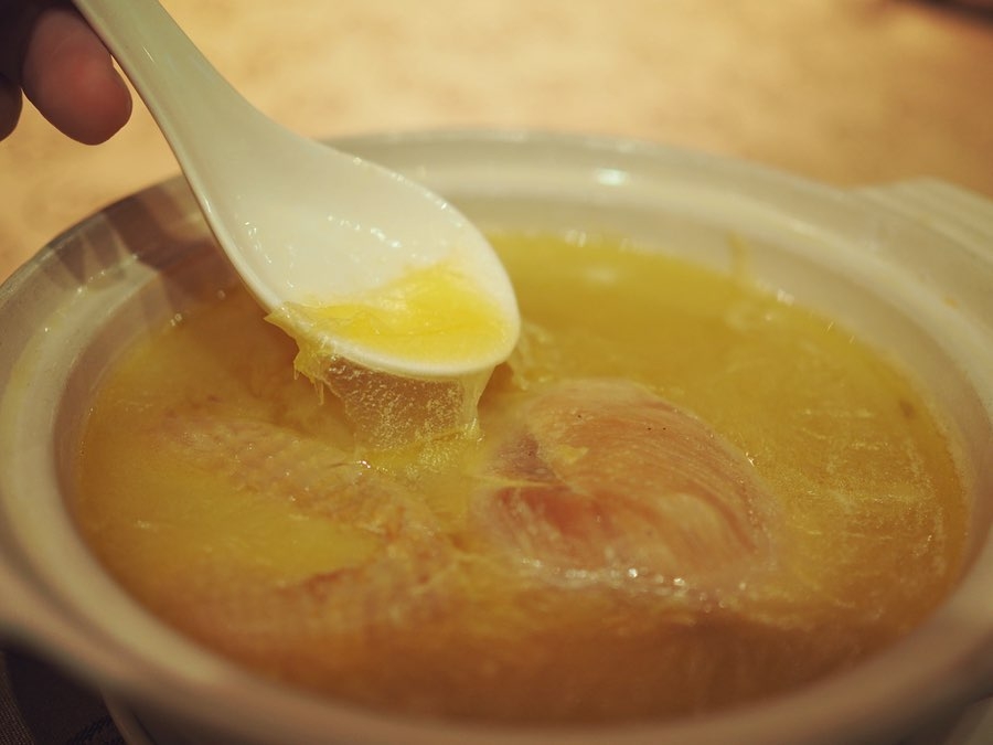 驥園黃金色澤的雞湯富含濃郁膠質。