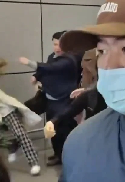 保安將女粉推飛