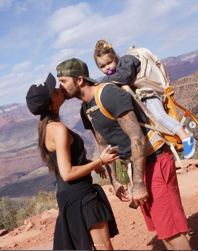 維多利亞曬出小七年幼時期，貝克漢都會親自背著她
