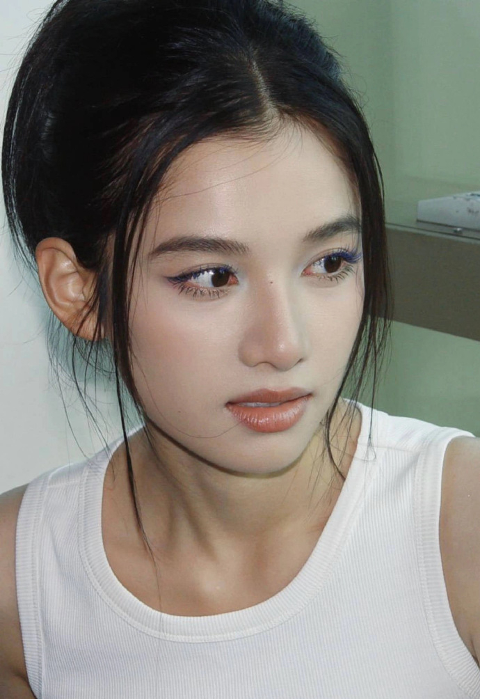 張婧儀淡妝濃抹總相宜
