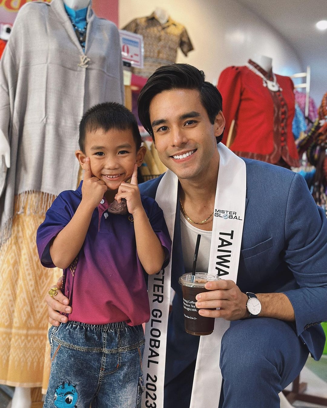 戴凱文在比賽期間與當地小朋友合影。