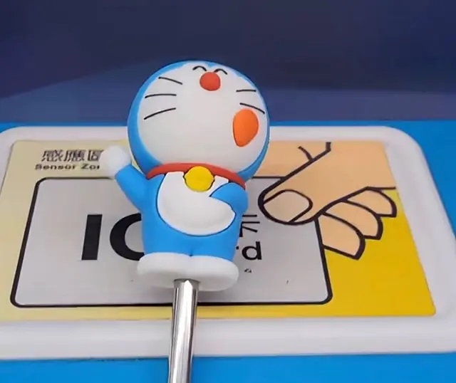「哆啦A夢伸縮悠遊卡」拉長後可以輕鬆感應扣款，一點也不費力。