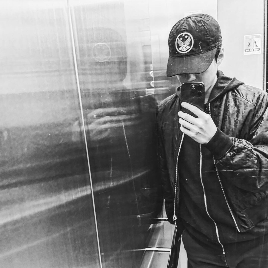 世勳對著鏡頭低調自拍。