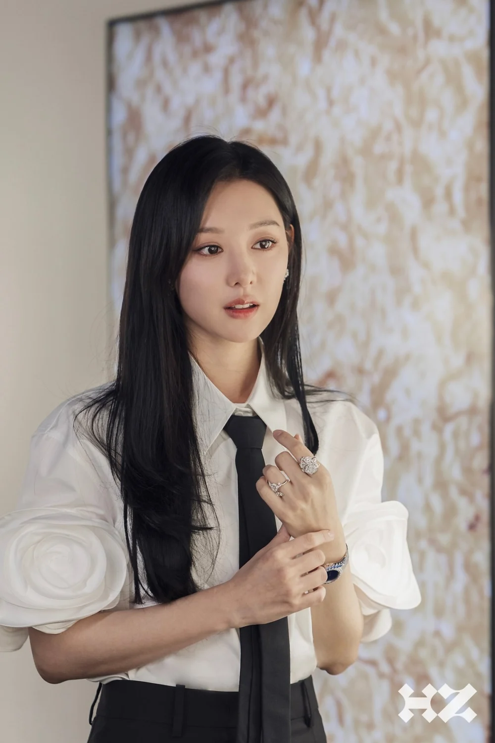 如今清冷感十足