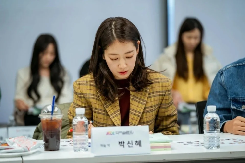 朴信惠則飾演患有「身心俱疲症候群」的麻醉科醫生「南荷娜」