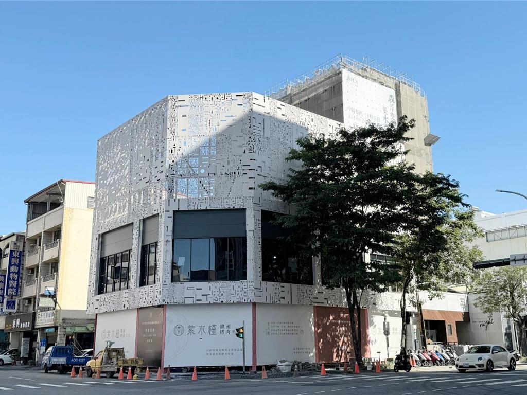 築間推出全新韓式燒肉品牌「紫木槿」,餐廳純白建築外觀令人耳目一新。