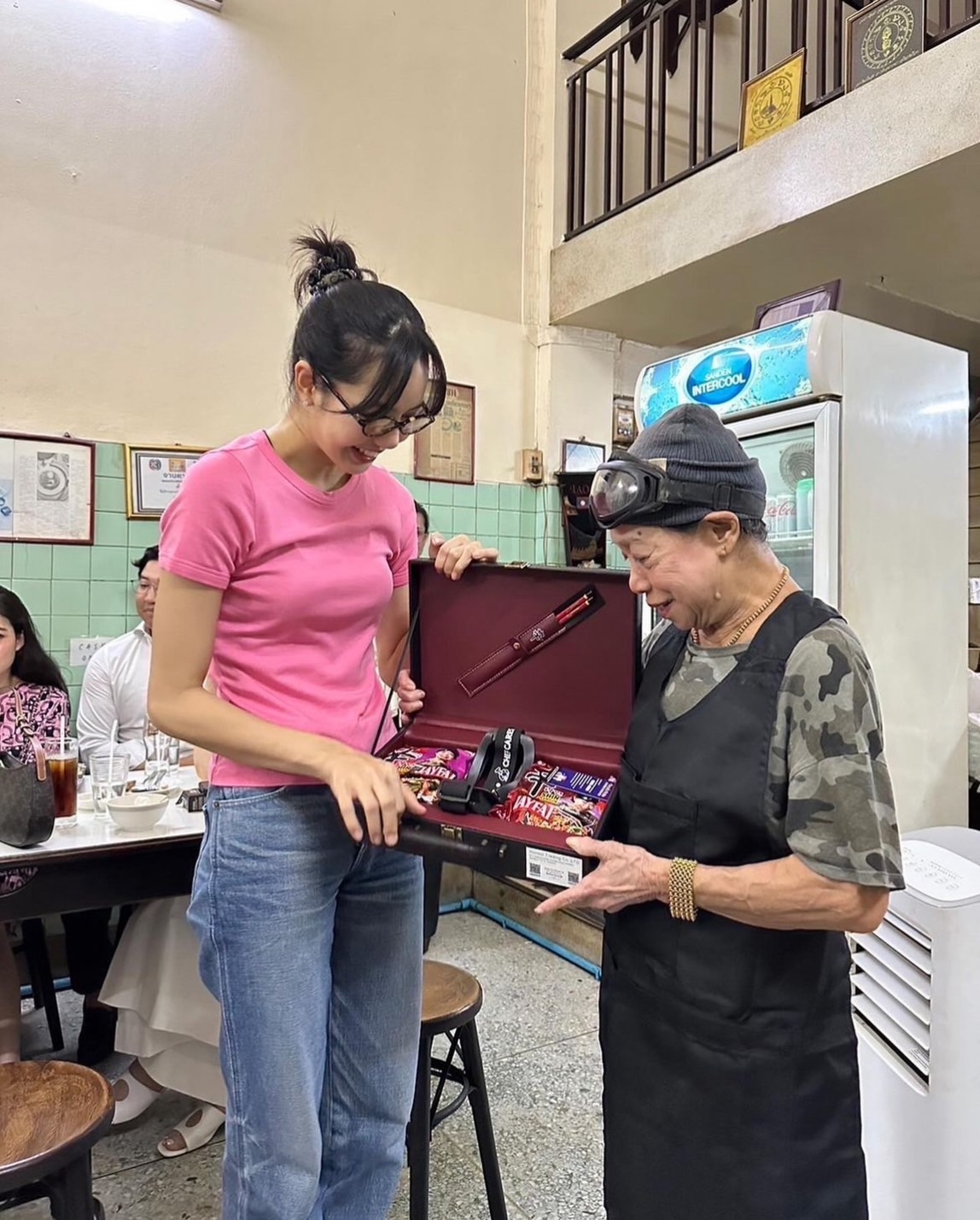 Lisa、李元珠、林世玲一起在這家餐廳聚餐